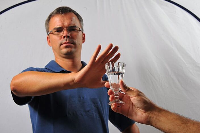 Alkohola atmešana ir veids, kā pašam pārtraukt dzeršanu